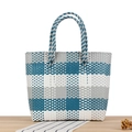 Grande borsa tote intrecciata a scacchi blu e bianchi per la spiaggia e il picnic - Blu