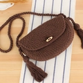 Sac bandoulière artisanal en coton marron foncé avec de longs pompons et boucle en bois - Brun Foncé