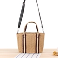 Handgewebte Strohtasche mit braunen Längsstreifen und verstellbarem Schultergurt - Camel