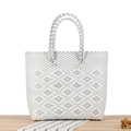 Borsa tote intrecciata a mano con motivi geometrici bianchi e grigi per la spiaggia - Grigio