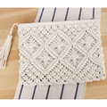 Böhmische cremeweiße Macramé-Clutch mit geometrischen Webmustern und Quaste - Weiß