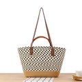 Borsa tote intrecciata a mano con trama bianca e nera e manici in pelle marrone - Nero