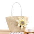 Große beige geflochtene Strohtasche mit Riesenblume und weißen Tragegriffen - Beige