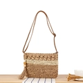 Borsa a tracolla boho in paglia beige con dettagli bianchi e nappe di perline - Cammello