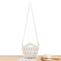 Boho cremeweiße geflochtene Eimertasche mit filigranem Cut-out-Netzmuster und Gurt - Weiß