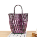 Metallisch grüne und lila gewebte Kunststoff-Handtasche mit Doppelgriffen in Trapezform - Groß / Rosa und Grün