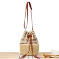 Secchiello intrecciato chic bicolore con coulisse a nappa e tracolla regolabile - Beige