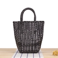 Minimalistische schwarze geflochtene Kunststofftasche mit runden Griffen für Damen - Groß / Schwarz