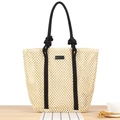 Beige geflochtene Strandtasche mit schwarzen Seilgriffen und Leder-Detail im Fokus - Beige + Schwarze Träger