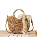 Minimalistische gewebte Strohtasche mit Rundgriffen und beigem Spitzen-Schleifendetail - Camel + Spitzenband