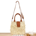 Ethno-Stroh-Schultertasche mit Fransen und braunen Lederriemen für den Strandurlaub - Beige