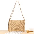Bolso sobre de paja tejida en beige natural con correa de hombro ajustable - Camel