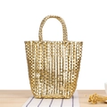 Sac fourre-tout minimaliste en plastique tissé doré avec finition métallique pour l'été - Grand / Or
