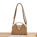 Stroh-Umhängetasche mit böhmischen Muschelperlen und braunem Lederriemen - Camel