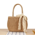 Handgefertigte Shopper-Tasche aus Papierstroh in Hellbraun mit cremefarbener Spitzenschleife - Camel (Mit Spitzenband)