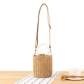 Handgefertigte Khaki Stroh-Beuteltasche mit weißem Perlengriff und Schultergurt - Kamelfarben (Umhängestil)