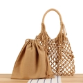 Handgefertigte beige gewebte Baumwoll-Netztasche mit Kordelzug-Innentasche auf Holztisch - Camel mit camel Innenfutter