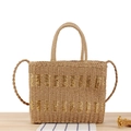 Minimalistische gewebte Strandtasche aus Stroh in Naturholzfarbe mit Goldtextur-Detail - Camel (Goldfaden)
