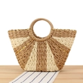 Borsa a mano in paglia intrecciata bicolore con filo dorato e design a semicerchio - Righe Cammello