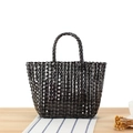 Sac à main tissé noir minimaliste avec poignées robustes et finition métallique brillante - Noir (Petit)