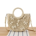 Handgefertigte halbrunde Strohtasche für den Strand mit dekorativen Perlenbögen und Gurt - Beige Mit Perlen