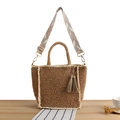Borsa tote in corda di carta marrone con bordo bianco e tracolla larga a fantasia - Cammello