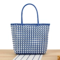 Borsa tote in PVC intrecciato blu e bianco con motivo a rombi e doppi manici - Blu