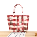 Handgefertigte rot-weiße PVC-Flechtshopper-Tasche mit robusten geflochtenen Griffen - Rot (Blumengewebe)