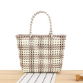 Handgewebte PVC-Tragetasche mit creme-kaffee Karo-Muster und runden Griffen - Grau (Blumengewebe)