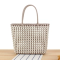 Borsa tote in PVC intrecciato bianco e beige a scacchi con manici arrotondati - Grigio