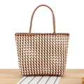 Sac cabas tissé en PVC marron et blanc avec anses sur table en bois et tissu rayé - Chameau
