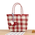 Borsa tote intrecciata rossa e bianca con ciondolo a elefante su tavolo in legno - Rosso (Trama Floreale + Elefante Rosso)