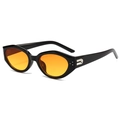 Cat-Eye-Sonnenbrille mit schwarzem Rahmen und orangefarbenen Gläsern in der Seitenansicht - Schwarzer Rahmen Gelb-Orange Gläser