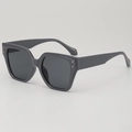 Chique oversized polygoon zonnebril in donkergrijs met stijlvolle zilveren klinknagels - Grijs Frame Grijze Glazen