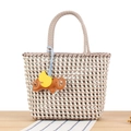 Borsa tote intrecciata a scacchi grigio e beige con ciondolo a forma di elefante - Grigio (Elefante Cachi)