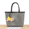 Borsa tote intrecciata in bianco e nero con un simpatico ciondolo a forma di elefante - Nero (Elefante Beige)