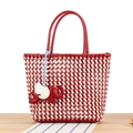 Borsa tote intrecciata a quadretti rossi e bianchi con ciondolo a elefante rosso su tavolo - Rosso (Elefante Rosso)