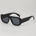 Klassische rechteckige schwarze Sonnenbrille mit breitem Bügel und grauen Gläsern - Schwarzer Rahmen Graue Gläser