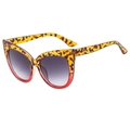 Chique cat-eye zonnebril met rood schildpadmontuur en grijze gradiënt glazen - Tortoise en Rood Split Frame met Dubbele Grijze Lens