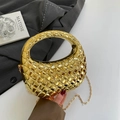 Gouden gevlochten avondtas met metalen ketting en elegante gebogen handgreep - Goud