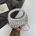 Zilveren geweven metallic avondtas met rond handvat en een elegante kettingriem - Zilver