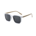 Quadratische Kindersonnenbrille mit weißem Rahmen, grauen Gläsern und beigen Bügeln - Weißer Rahmen Kaffeefarbene Bügel / Graue Linse