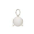 Dettaglio di una borsa da sera sferica bianca con manico ad anello dorato e catena - Bianco
