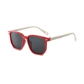 Kinder-Sonnenbrille mit rotem quadratischem Rahmen und cremeweißen Bügeln für 3-12 Jahre - Roter Rahmen Cremefarbene Bügel / Graue Linse