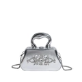 Primer plano del bolso caja plateado con flores de cristal y asa metálica curva elegante - Racimo de Flores Diamantes de Imitación / Estilo 1 Plata