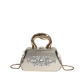 Detalle de bolso de fiesta dorado con pedrería de cristal y asa rígida de metal elegante - Racimo de Flores Diamantes de Imitación / Estilo 1 Dorado