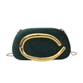 Detail einer grünen Samtabendtasche mit goldfarbenen Punkten und rundem Metallgriff - Grün