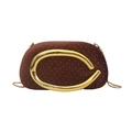 Detail der braunen Samt-Abendtasche mit Goldnieten und großem Metallringgriff - Braun