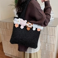 Grande borsa tote in peluche nera con graziose bambole di gatti 3D indossata da modella - Nero