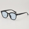 Gafas de sol negras con lentes azul claro vistas desde un ángulo de 45 grados - Montura Negra Lentes Azules